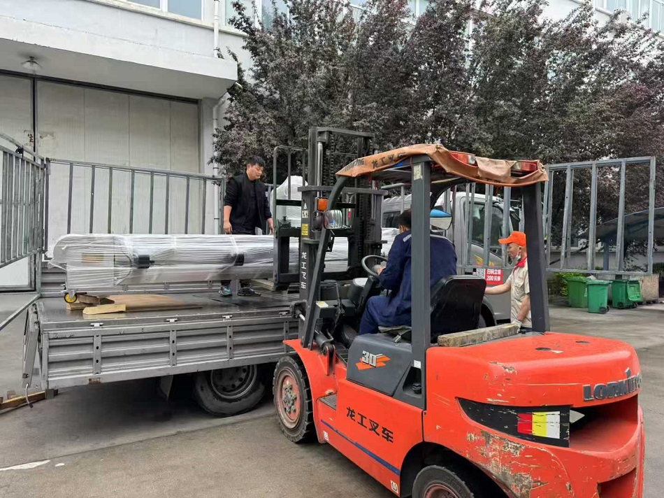 安徽客戶訂購的電磁流水線炒貨機裝車發貨